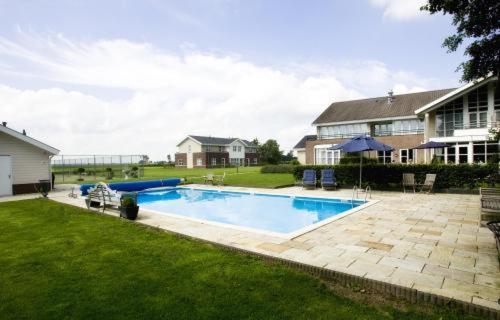 Landhotel De Ijsvogel Sint Nicolaasga Exterior photo